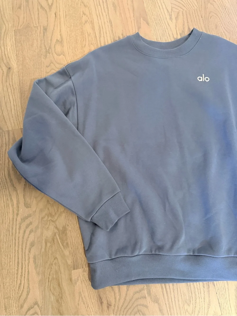 ALO Yoga Accolade Crewneck Sweatshirt in Bluestone